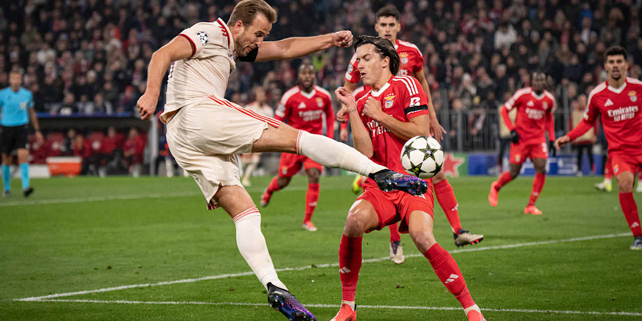 Harry Kane nimmt einen Ball direkt aus der Luft, ein Verteidiger von Benfica versucht zu blocken