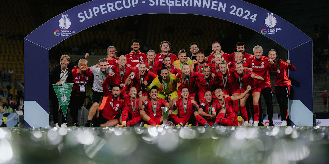 FC Bayern Frauen feiern jubelnd den Supercup Sieg 2024