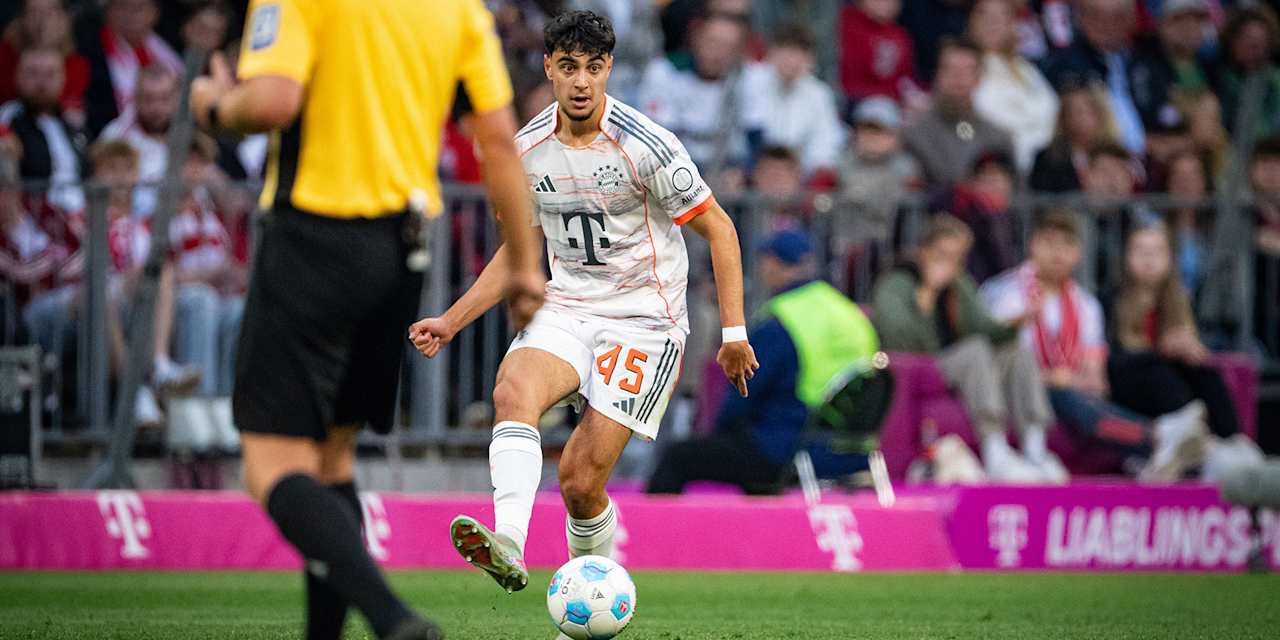 Aleksandar Pavlovic spielt einen Pass in einem Spiel des FC Bayern
