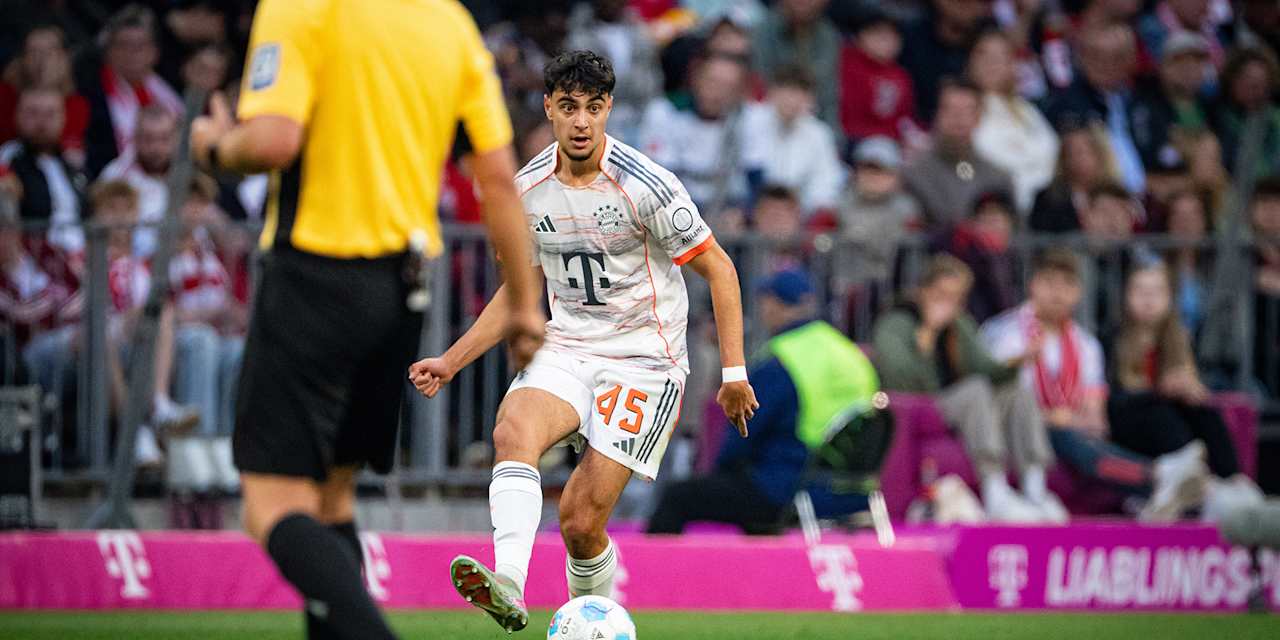 Aleksandar Pavlovic spielt einen Pass in einem Spiel des FC Bayern