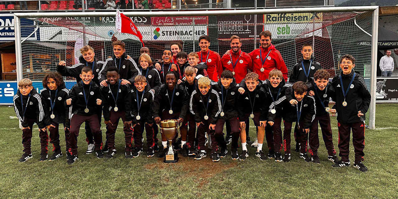 Die U13 des FC Bayern feiert den Turniersieg beim Cordial Cup in Tirol