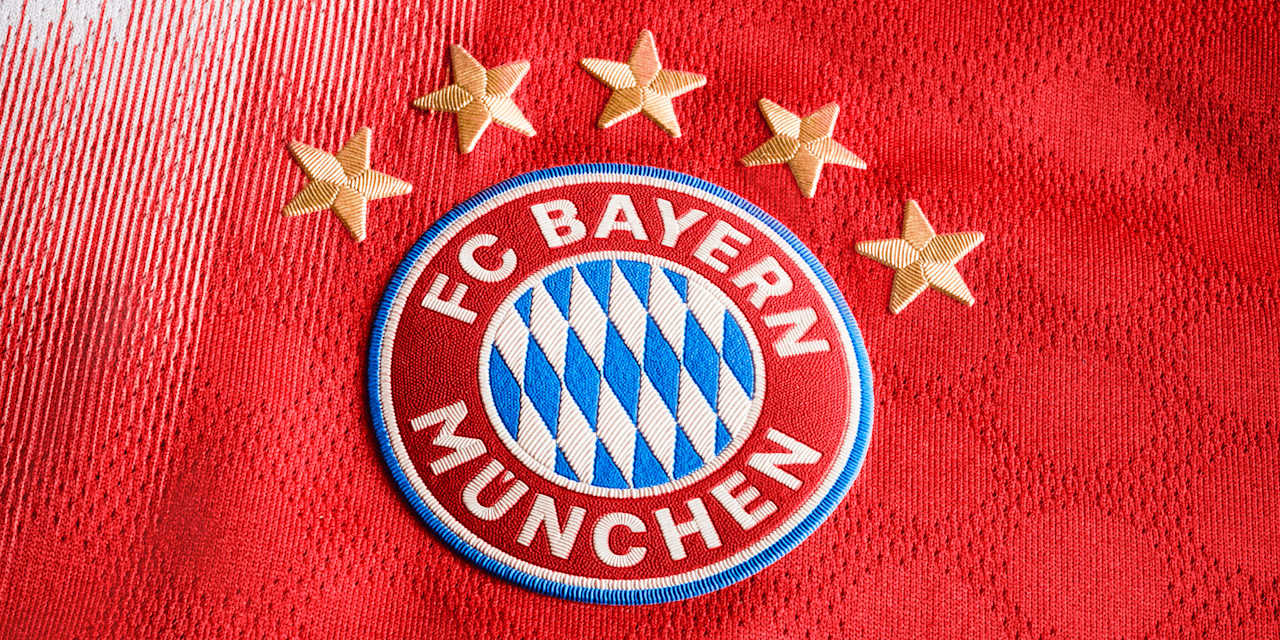 Das FC Bayern-Logo vor einem roten Hintergrund