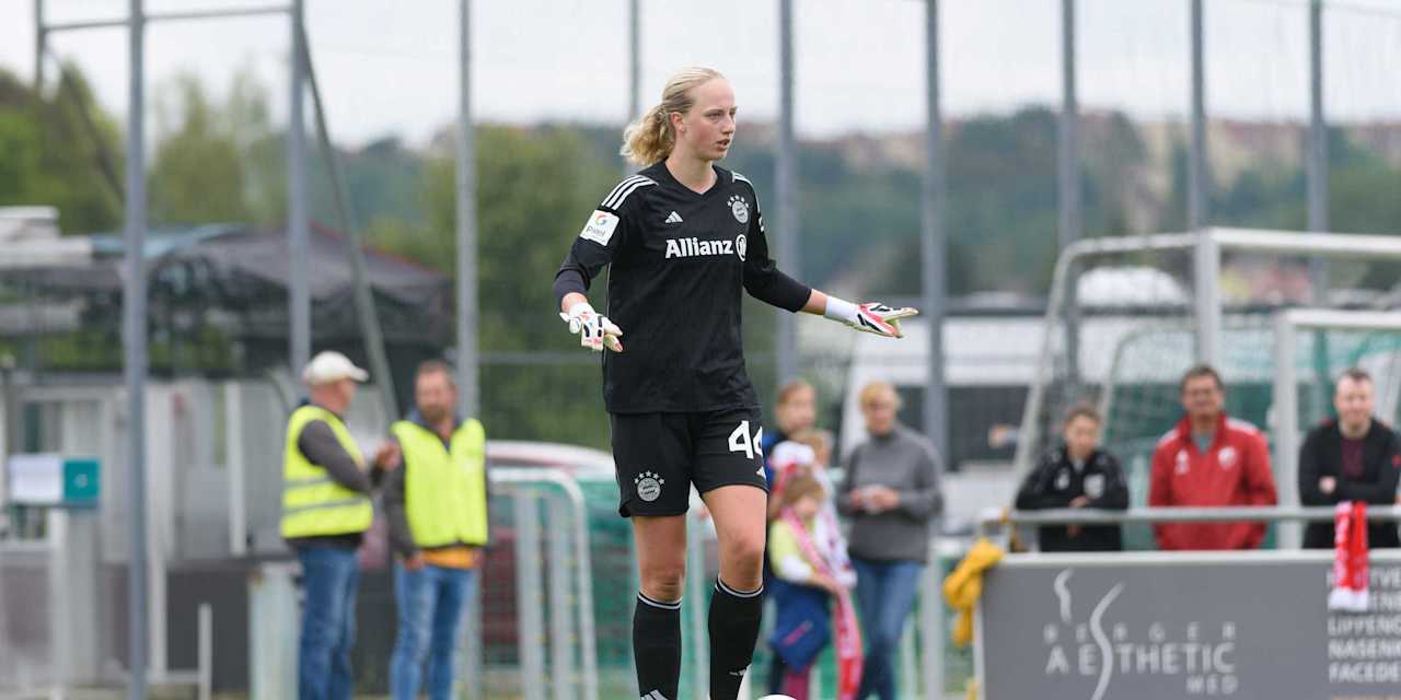 Cecilía Rán Rúnarsdóttir mit Ball am Fuß im Spiel für die FC Bayern Frauen