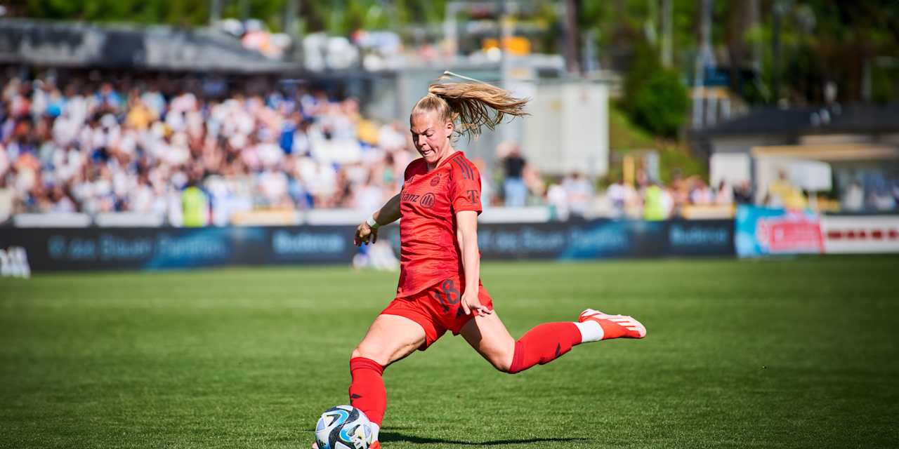 Jill Baijings mit Ball am Fuß während des Auswärtsspiels der FC Bayern Frauen bei der TSG Hoffenheim in der Saison 2023/24.