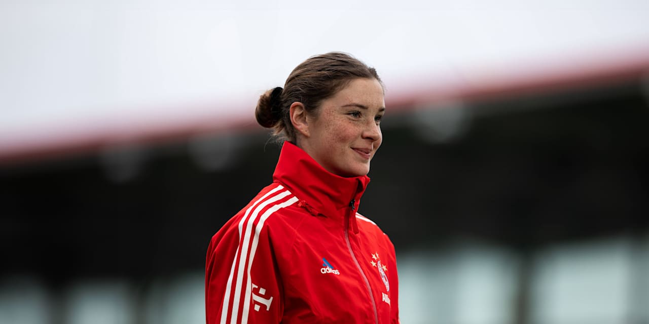 Karólína Lea Vilhjálmsdóttir preparing for a home game with FC Bayern Women at the FC Bayern Campus.