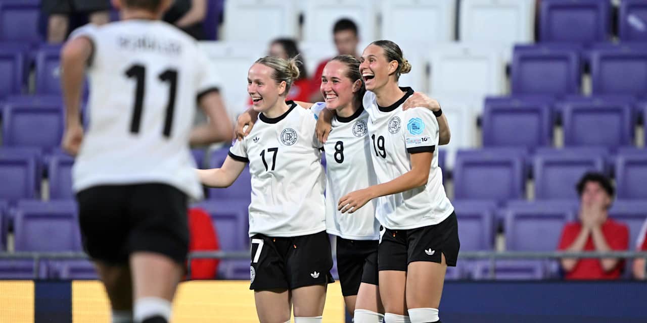 Franziska Kett, Sydney Lohmann und Klara Bühl jubeln Arm in Arm im Trikot der deutschen Nationalmannschaft