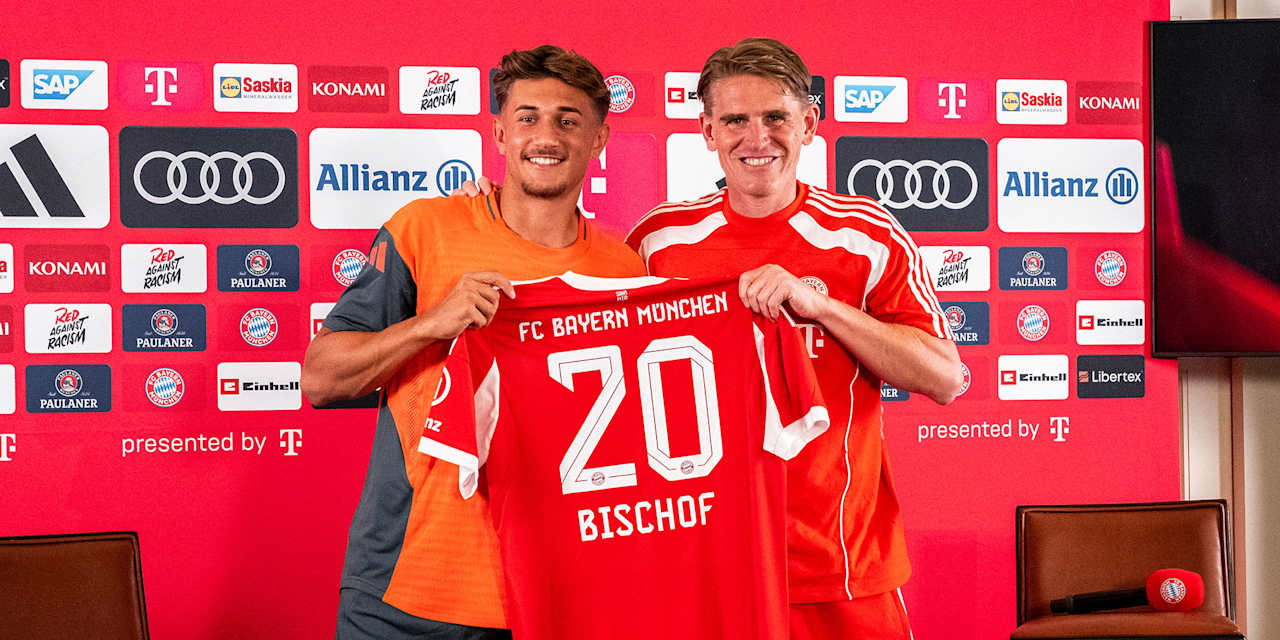 Tom Bischof und Christoph Freund halten ein FCB-Trikot mit der Rückennummer 20 hoch