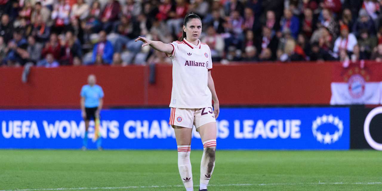 Sarah Zadrazil gibt ihren Mitspielerinnen mit dem Finger Anweisungen.