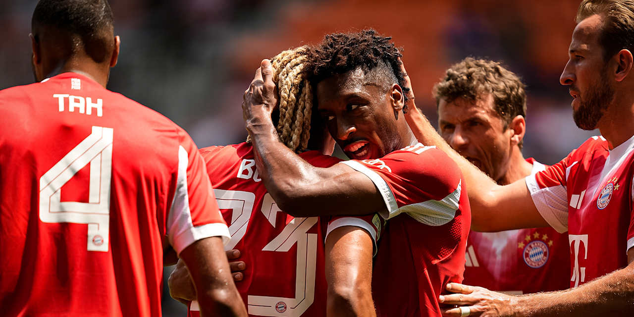 Kingsley Coman und Sacha Boey haben sich nach dem Tor des Außenverteidigers gegen Auckland City FC bei der Klub-WM im Arm
