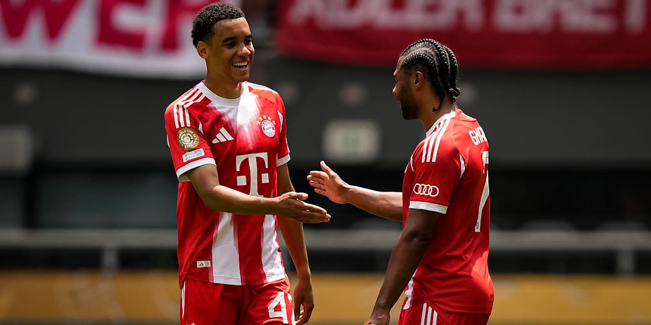 Jamal Musiala und Serge Gnabry klatschen ab nach dem 7:0 gegen Auckland City FC bei der Klub-WM