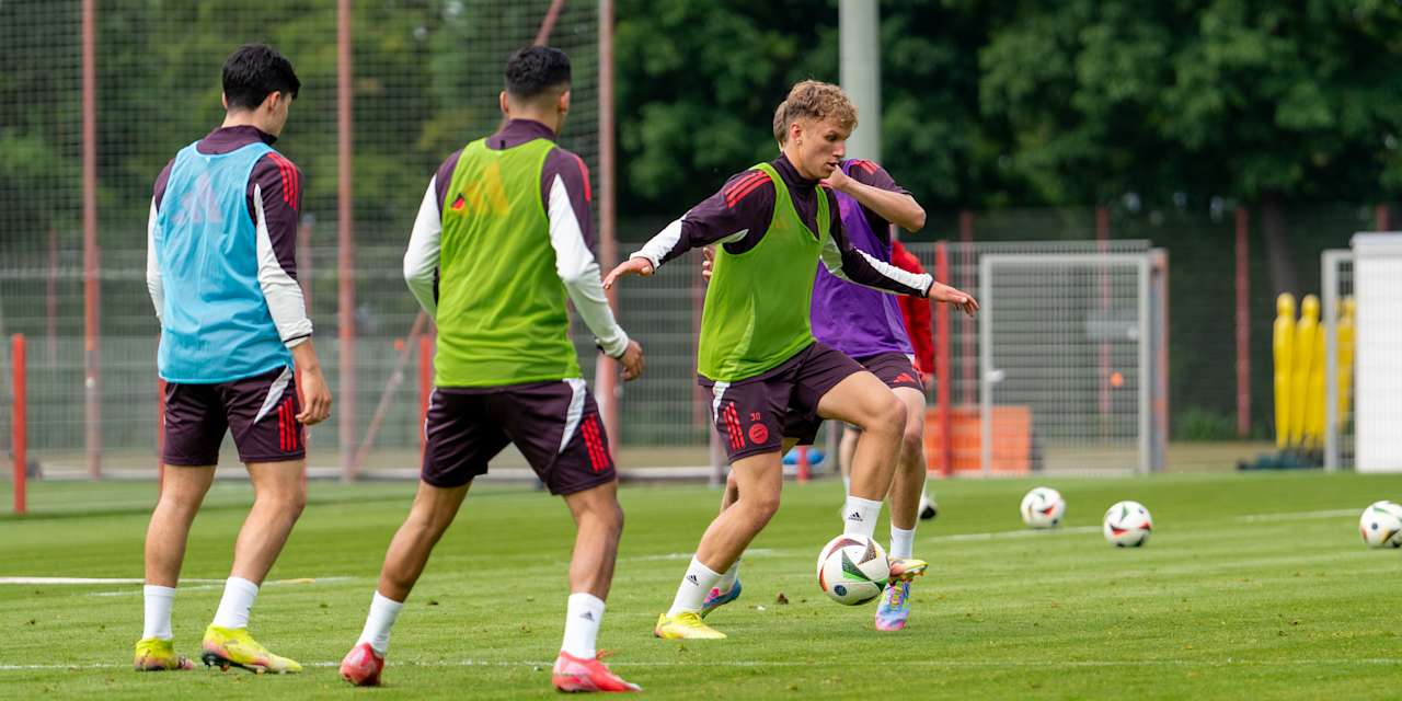 Kurt Rüger im Training der Amateure am Ball.