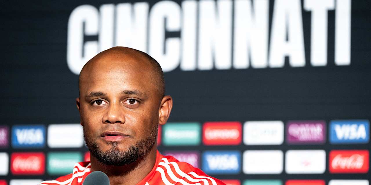 Vincent Kompany auf der Pressekonferenz des FC Bayern