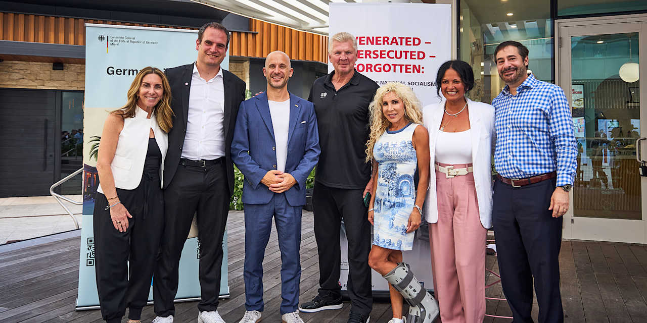 Participants at the opening of "FC Bayern München during National Socialism: Victims, Followers, Perpetrators" in Miami with FC Bayern legend Stefan Effenberg