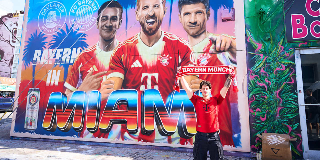 Ein FC Bayern Fan steht vor einem Mural des FC Bayern in Miami