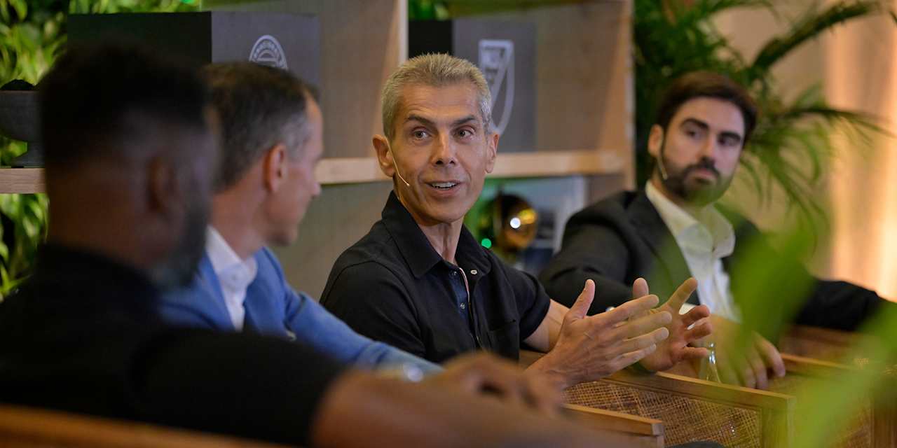 Michael Diederich spricht im Panel Talk auf der Audi Football Night in Miami