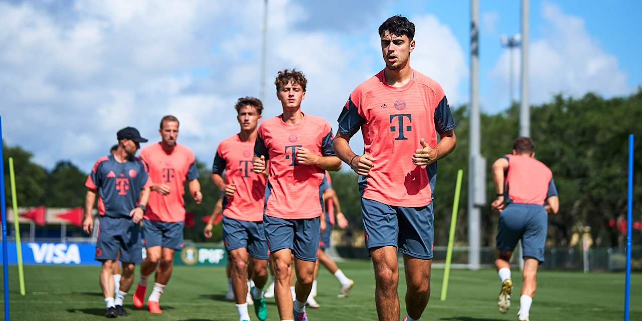 Aleksandar Pavlovic läuft sich im Training des FC Bayern in Orlando warm