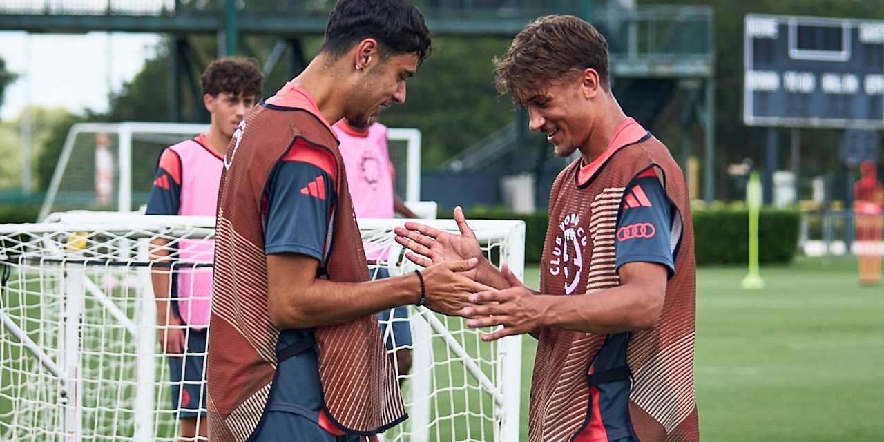 Aleksandar Pavlovic und Tom Bischof klatschen ab im Training des FC Bayern