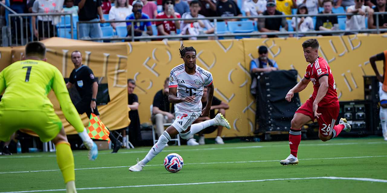 Michael Olise mit Ball im Fuß im Strafraum im Spiel des FC Bayern gegen Benfica Lissabon bei der Klub-WM