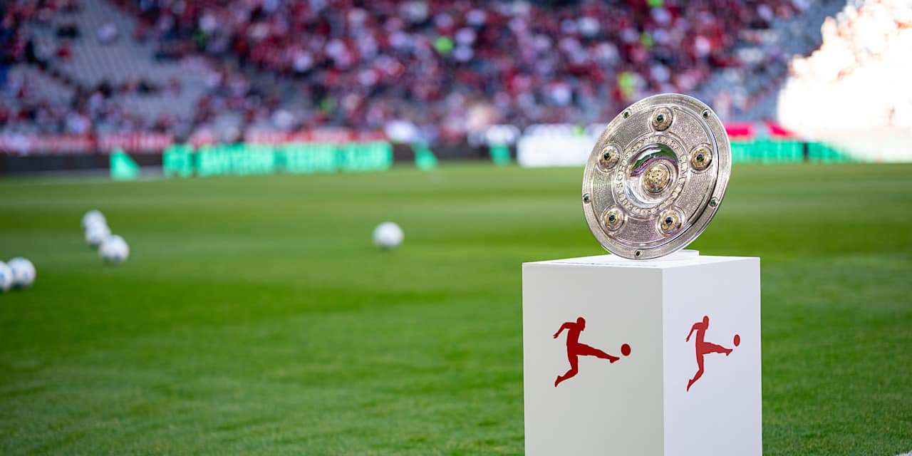 Meisterschale der Bundesliga auf dem Rasen der Allianz Arena