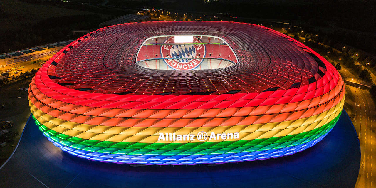 Die Allianz Arena des FC Bayern erstrahlt in den Abendstunden in Regenbogenfarben.