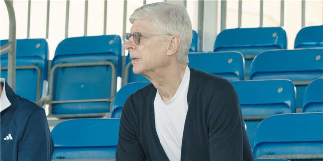 Arsene Wenger schaut beim Training des FC Bayern in Orlando zu