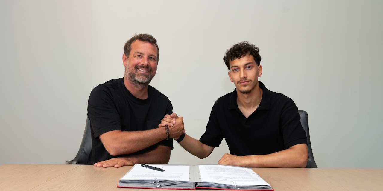 Markus Weinzierl und Mudaser Sadat bei der Vertragsunterzeichnung.