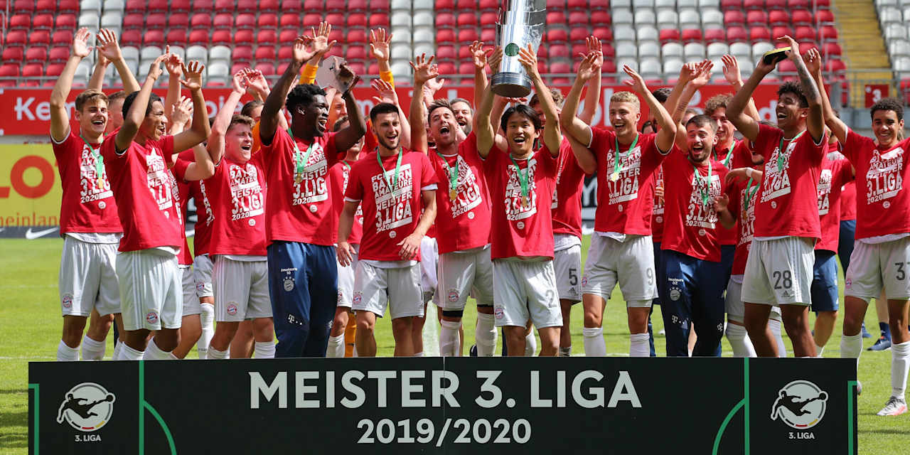 Die FC Bayern Amateure bejubeln den Gewinn der dritten Liga in Kaiserslautern.