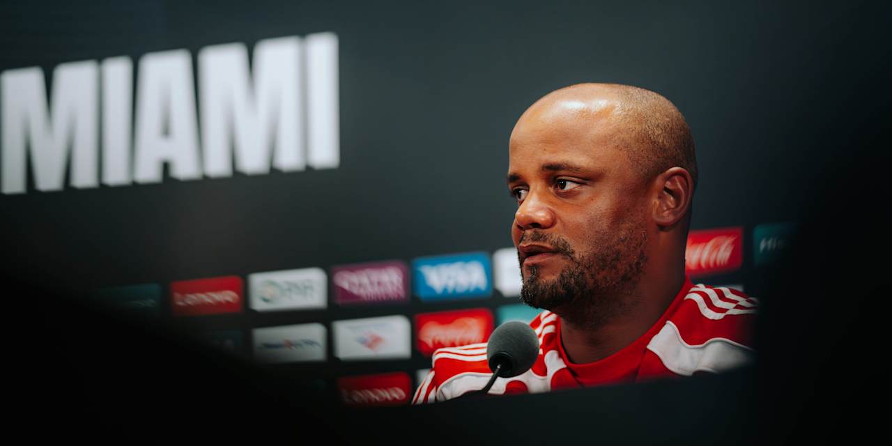 Vincent Kompany auf der Pressekonferenz des FC Bayern
