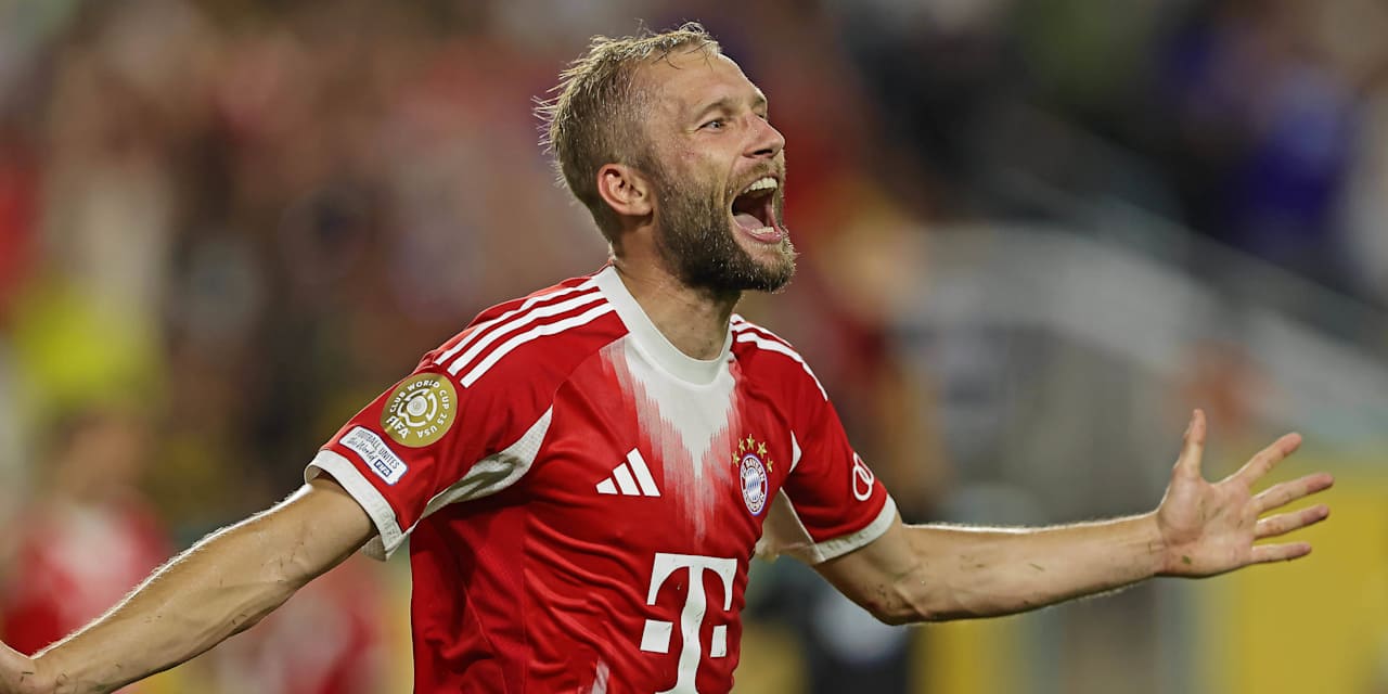 Konrad Laimer jubelt im Bayern-Trikot