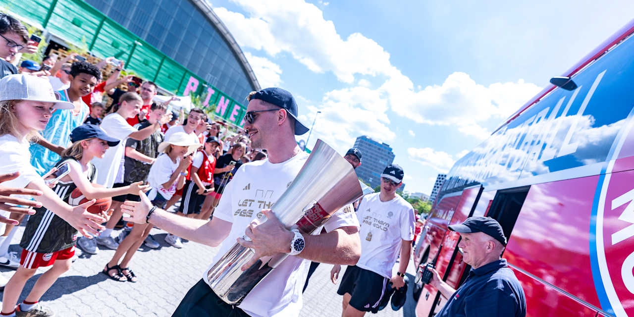Die Meister-Bayern feiern am Pineapple Park mit 1.400 Fans