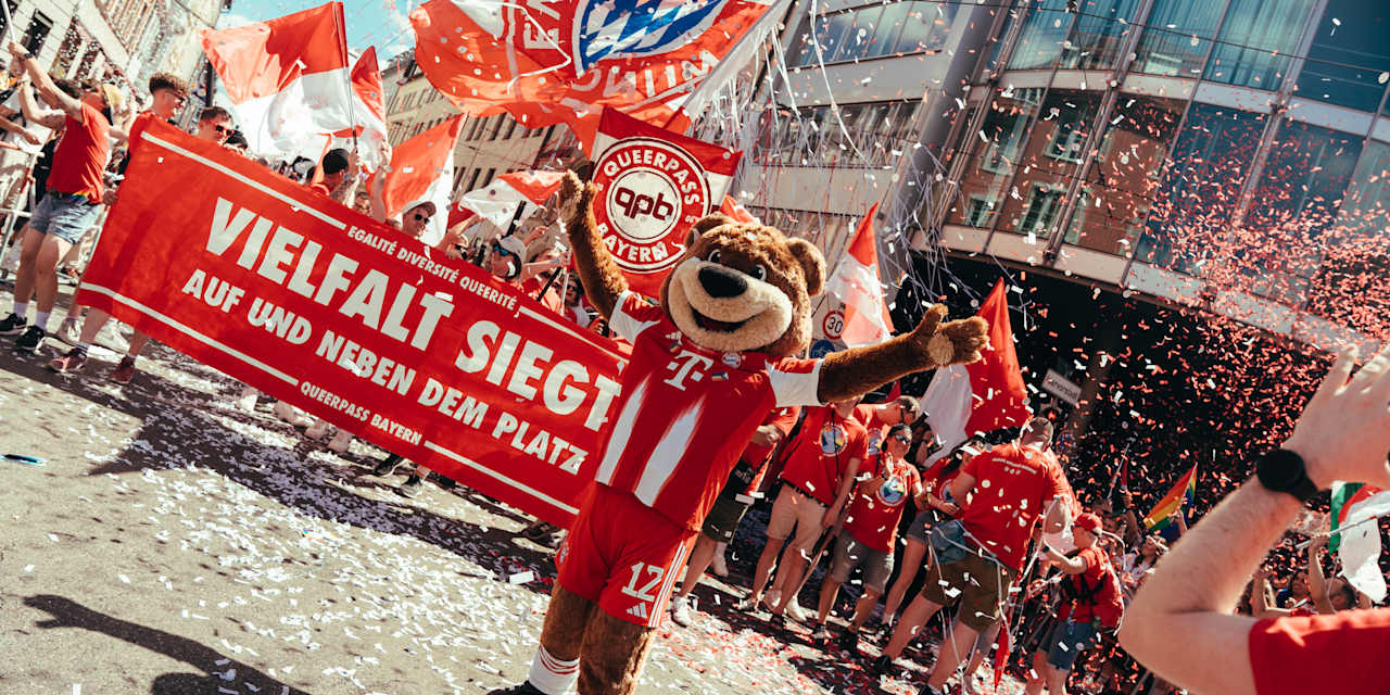 Berni in front of FC Bayern's participants at Christopher Street Day