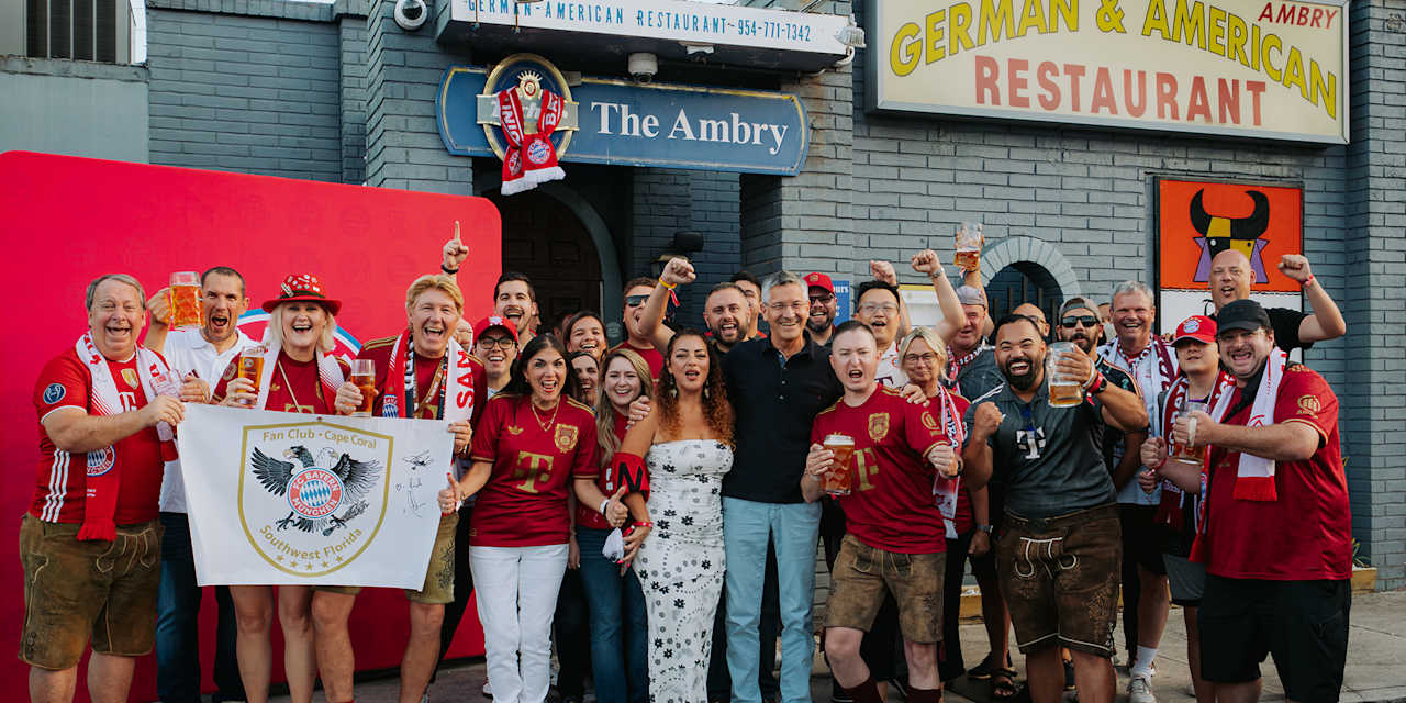 Gruppenfoto mit Herbert Hainer vor dem The Ambry Restaurant in Fort Lauderdale