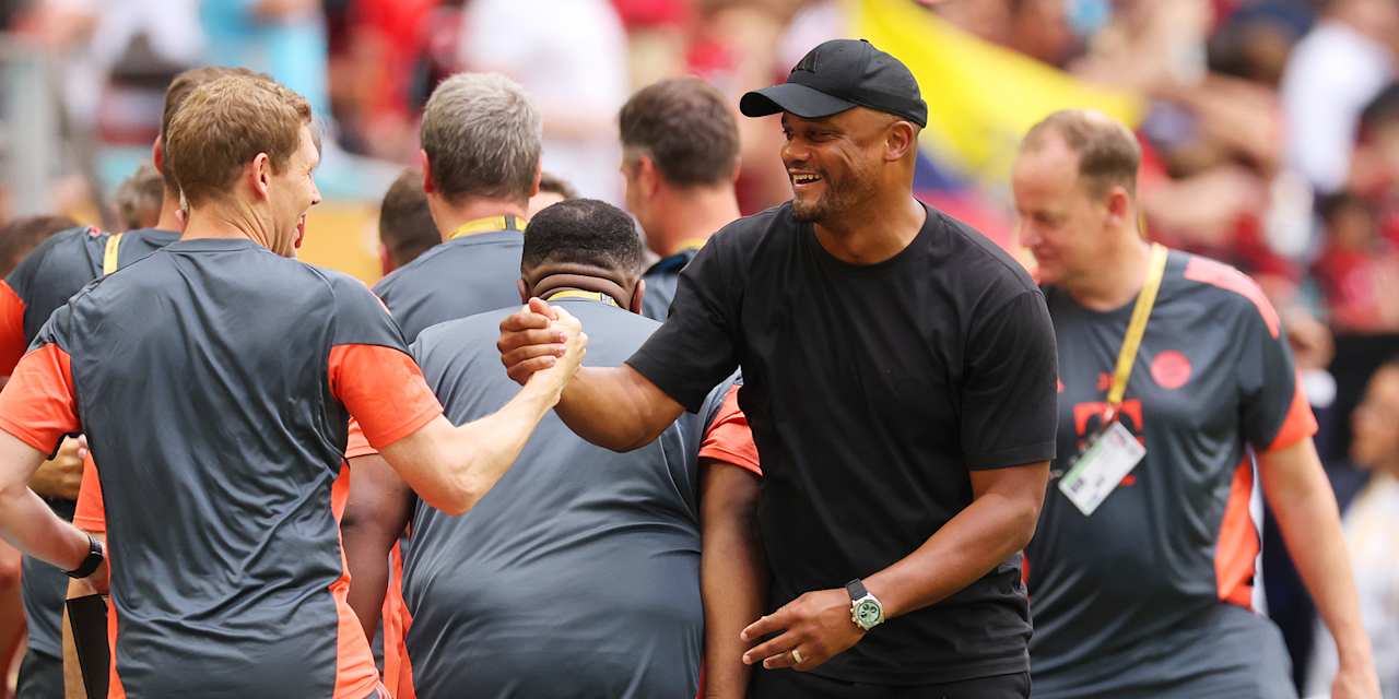 Vincent Kompany klatscht mit Michael Rechner ab und lacht.