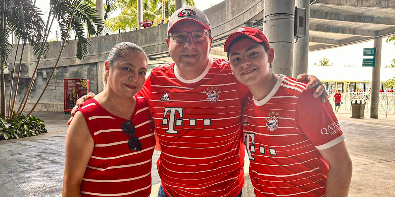Mutter, Vater und Sohn stehen zusammen Arm in Arm