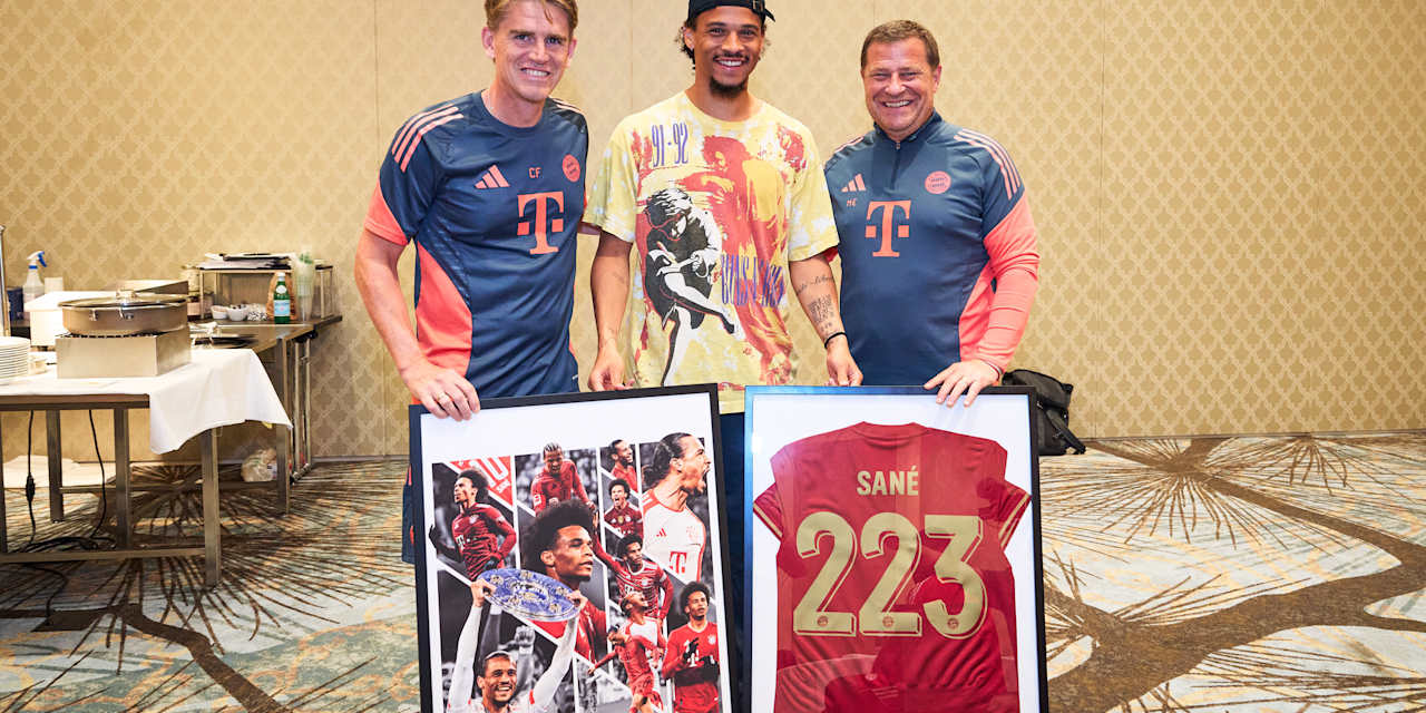 Christoph Freund und Max Eberl verabschieden sich mit zwei Geschenken von Leroy Sané