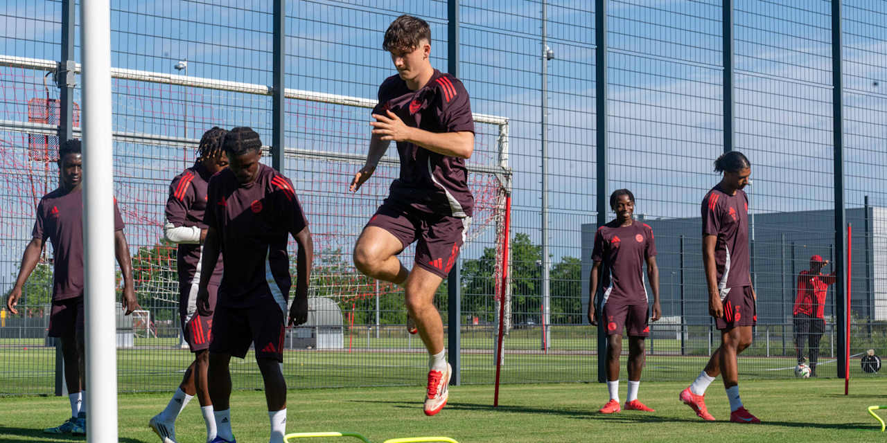 Simon Zöls im Training der FC Bayern U19.