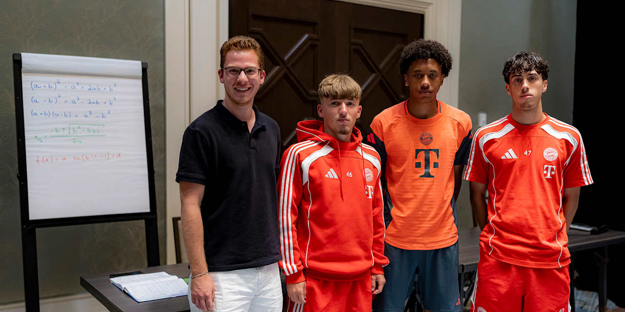 Lehrer Fabian Cichlar mit den Schülern Lennart Karl, Cassiano Kialla, David Santos Daiber im Trainingscamp des FC Bayern in Orlando.
