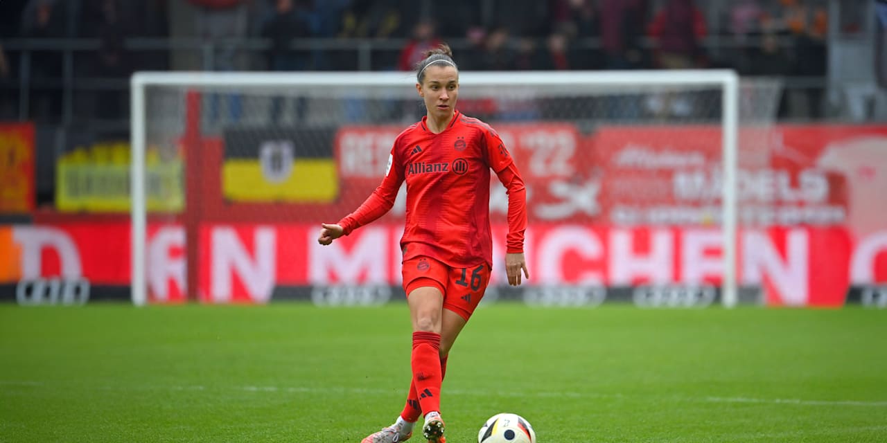 Julia Zigiotti Olme im Trikot des FC Bayern mit Ball am Fuß