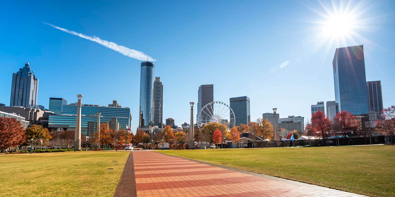 Una vista del horizonte de Atlanta desde el Parque Olímpico bajo el sol