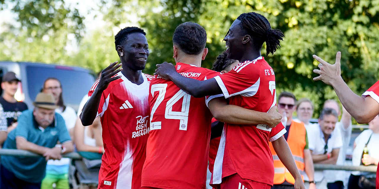 Die FC Bayern Amateure jubeln nach einem Tor.