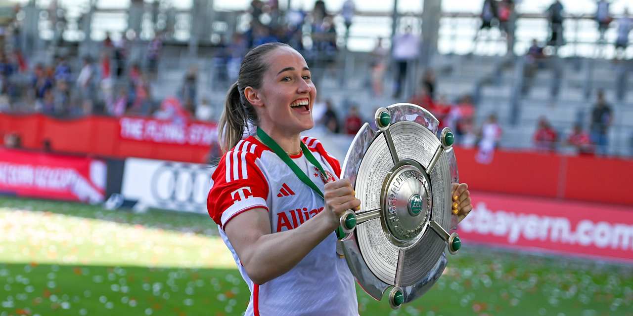 Sydney Lohmann im Trikot des FC Bayern mit der Meisterschale in der Hand.