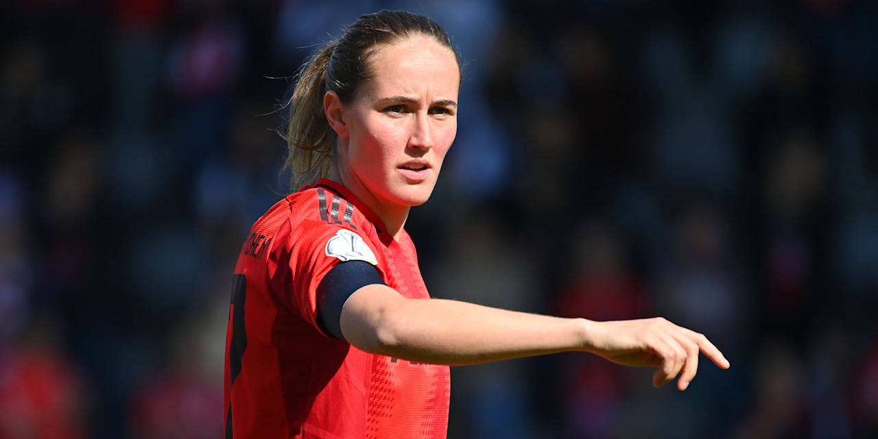 Sydney Lohmann wearing the FC Bayern jersey.