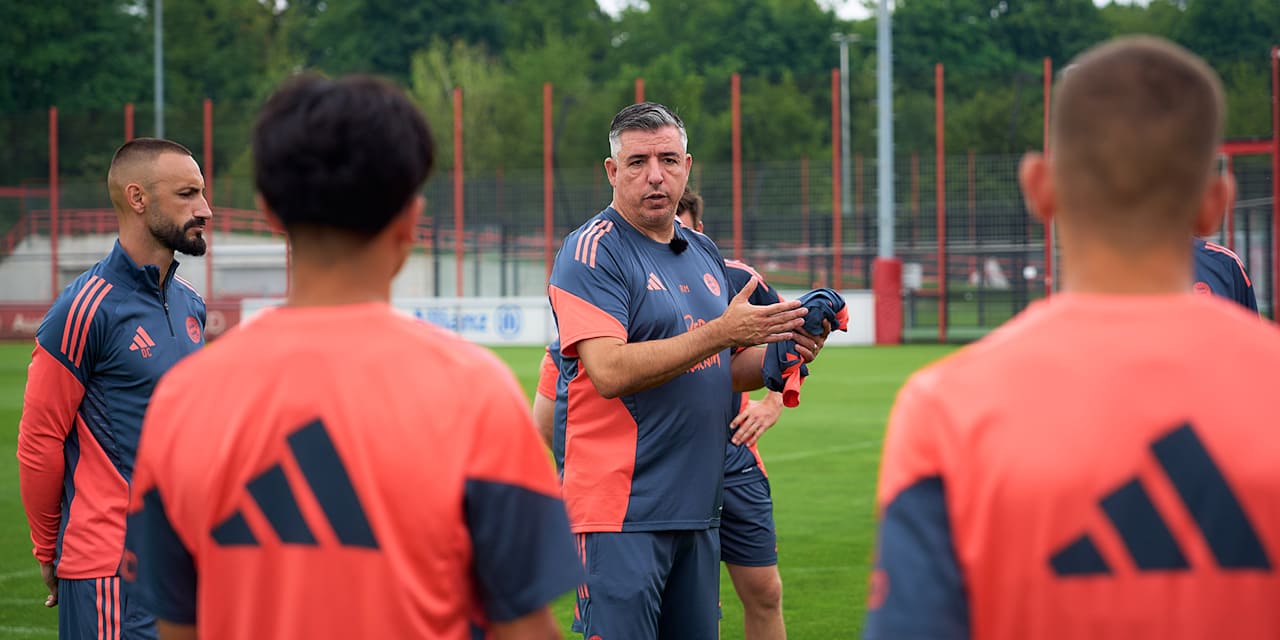 Roy Makaay gibt Anweisungen im Training des FC Bayern World Squad
