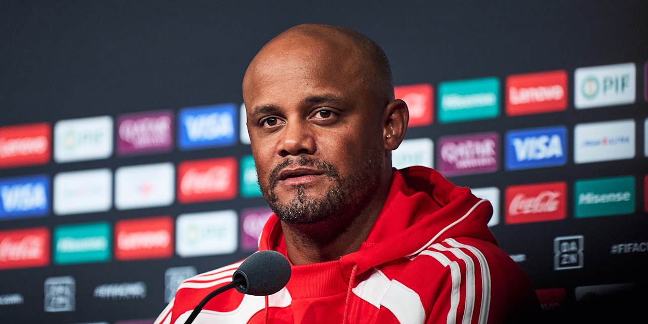 Vincent Kompany auf der Pressekonferenz des FC Bayern