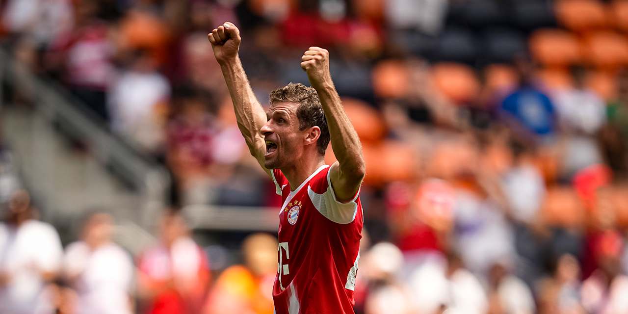 Thomas Müller sonríe y levanta el pulgar