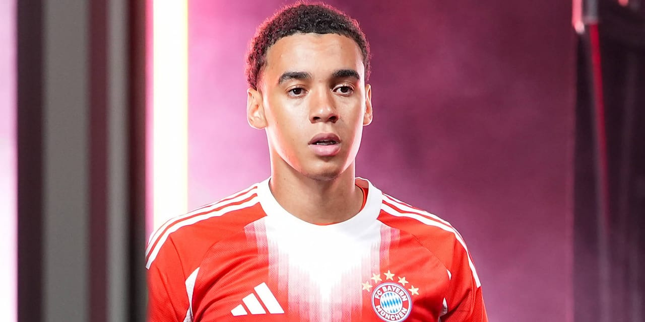 Jamal Musiala betritt das Feld vor dem Klub-WM-Viertelfinale des FC Bayern gegen Paris Saint-Germain.