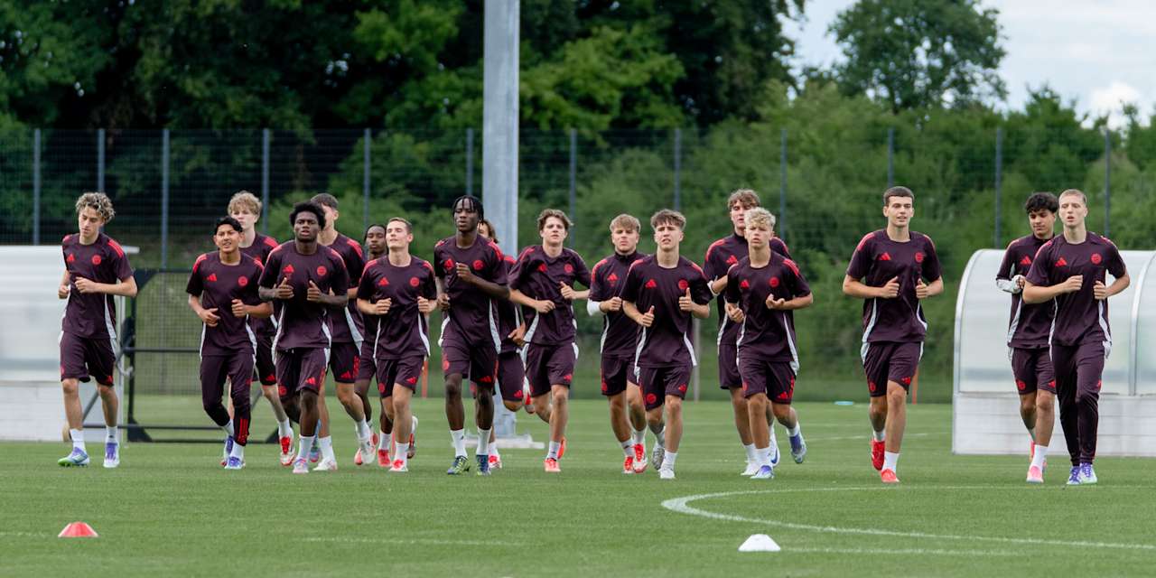 Die U17 im ersten Training der Saison am Rasen am Campus.