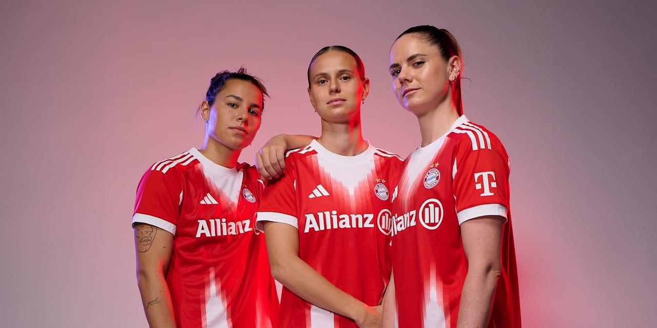 Lena Oberdorf, Klara Bühl und Sarah Zadrazil posierend im neuen Home-Trikot des FC Bayern.