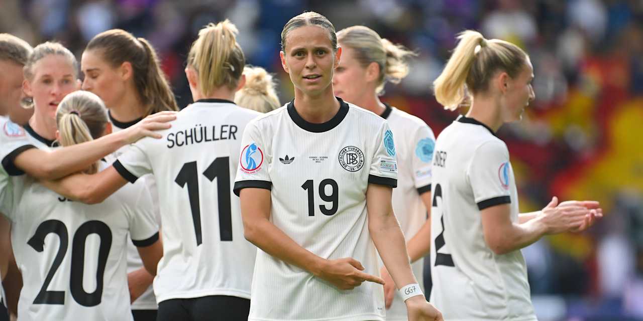 Klara Bühl in the EURO match against Denmark with a gesture to Giulia Gwinn.