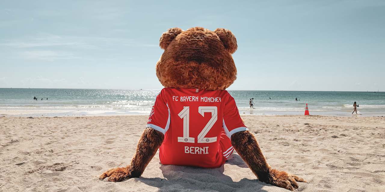 Berni am Strand, wie er auf das Meer blickt